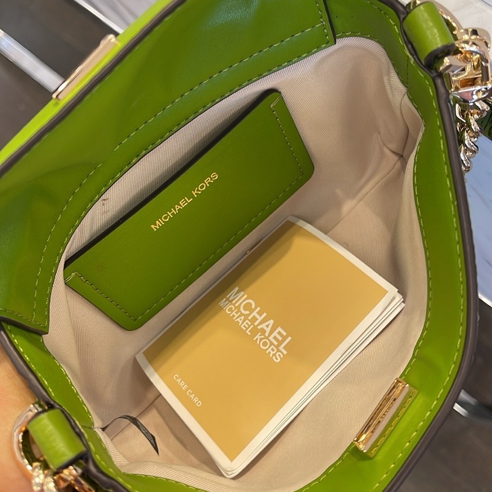 MICHAEL KORS Bryant Sm Pebbled Leather Convertible XBody Pochette
Meadow Green - Picture 9 of 16